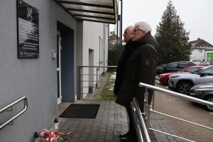 Złożenie kwiatów pod tablicą upamiętniającą ppor. Henryka Jóźwiaka ps. „Groźny