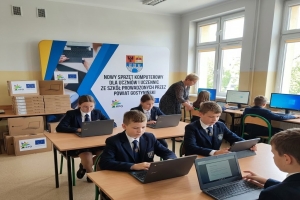 Nowy sprzęt komputerowy dla uczniów i uczennic ze szkół prowadzonych przez Powiat Gostyniński