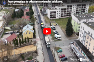 Na ul. Czapskiego trwają prace polegające na układaniu nawierzchni asfaltowej.