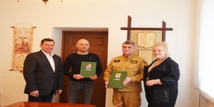 Podpisanie umowy na montaż paneli fotowoltaicznych na Komendzie Powiatowej Straży Pożarnej w Gostyninie 